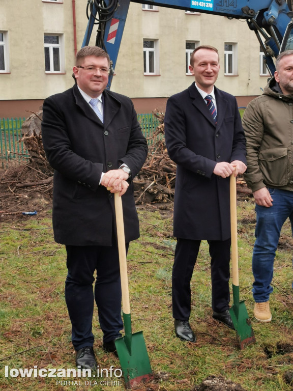 Wbicie pierwszych szpadli na budowie sali gimnastycznej ZSP nr 4