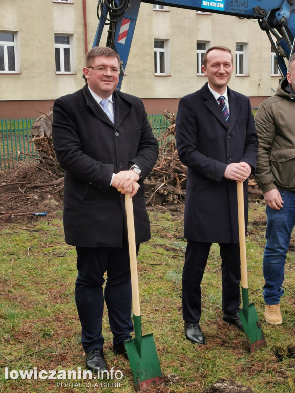 Wbicie pierwszych szpadli na budowie sali gimnastycznej ZSP nr 4