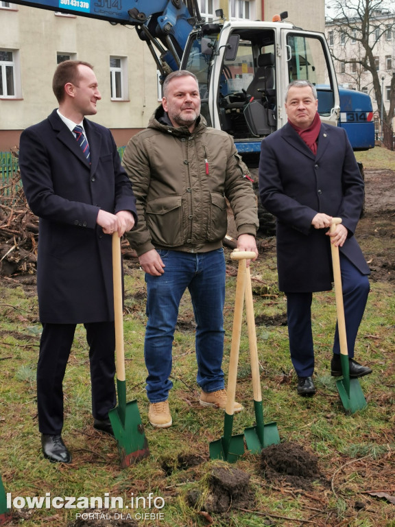 Wbicie pierwszych szpadli na budowie sali gimnastycznej ZSP nr 4