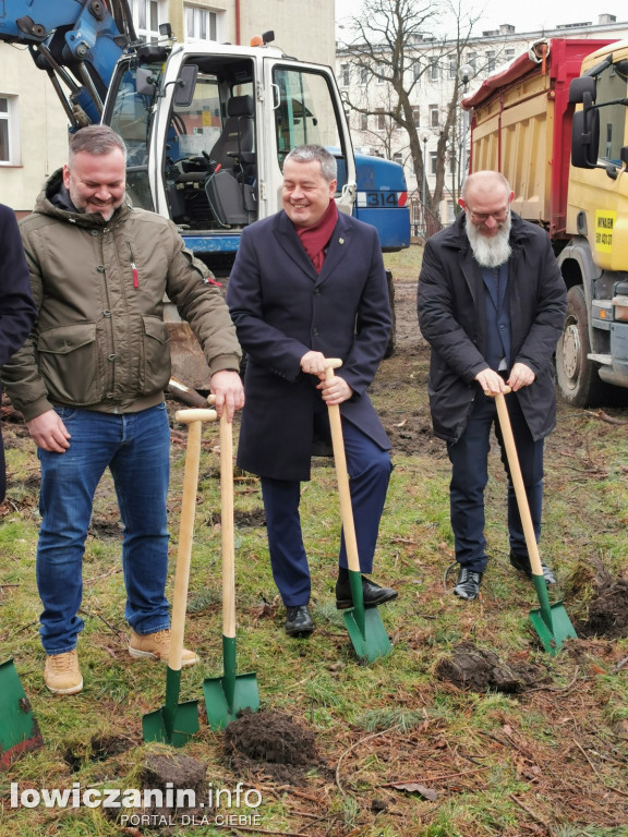 Wbicie pierwszych szpadli na budowie sali gimnastycznej ZSP nr 4