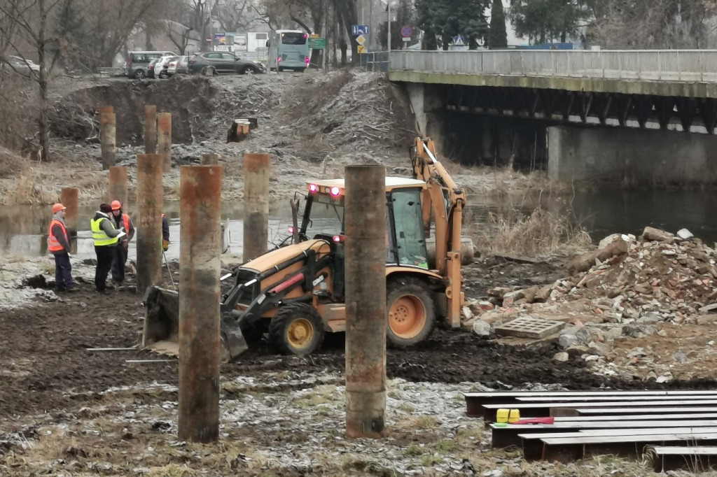 Budowa tymczasowej kładki dla pieszych nad Bzurą