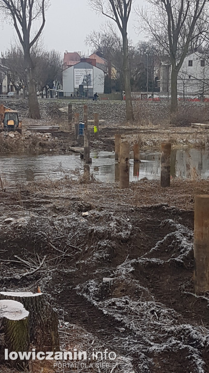 Budowa tymczasowej kładki dla pieszych nad Bzurą