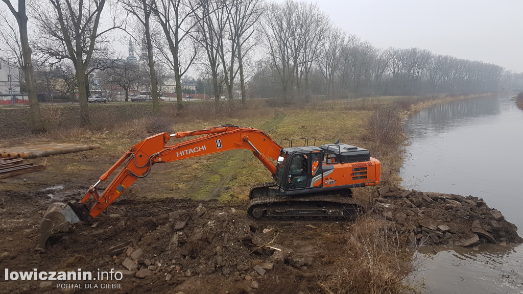 Budowa tymczasowej kładki dla pieszych nad Bzurą