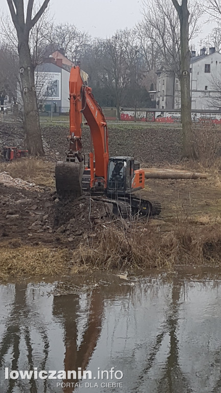 Budowa tymczasowej kładki dla pieszych nad Bzurą