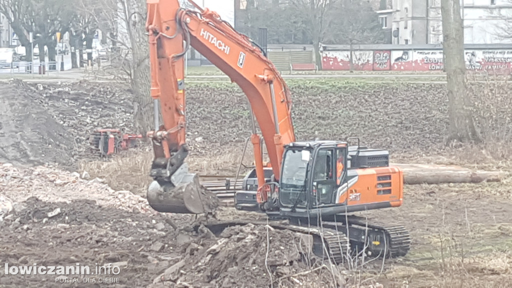 Budowa tymczasowej kładki dla pieszych nad Bzurą