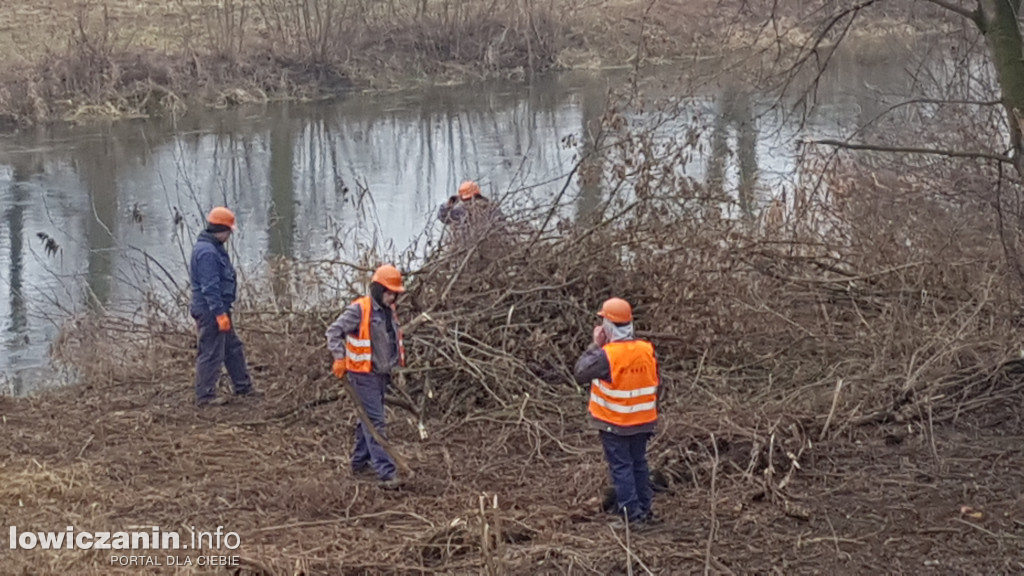 Budowa tymczasowej kładki dla pieszych nad Bzurą