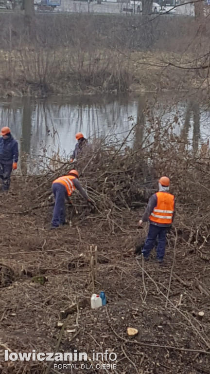 Budowa tymczasowej kładki dla pieszych nad Bzurą