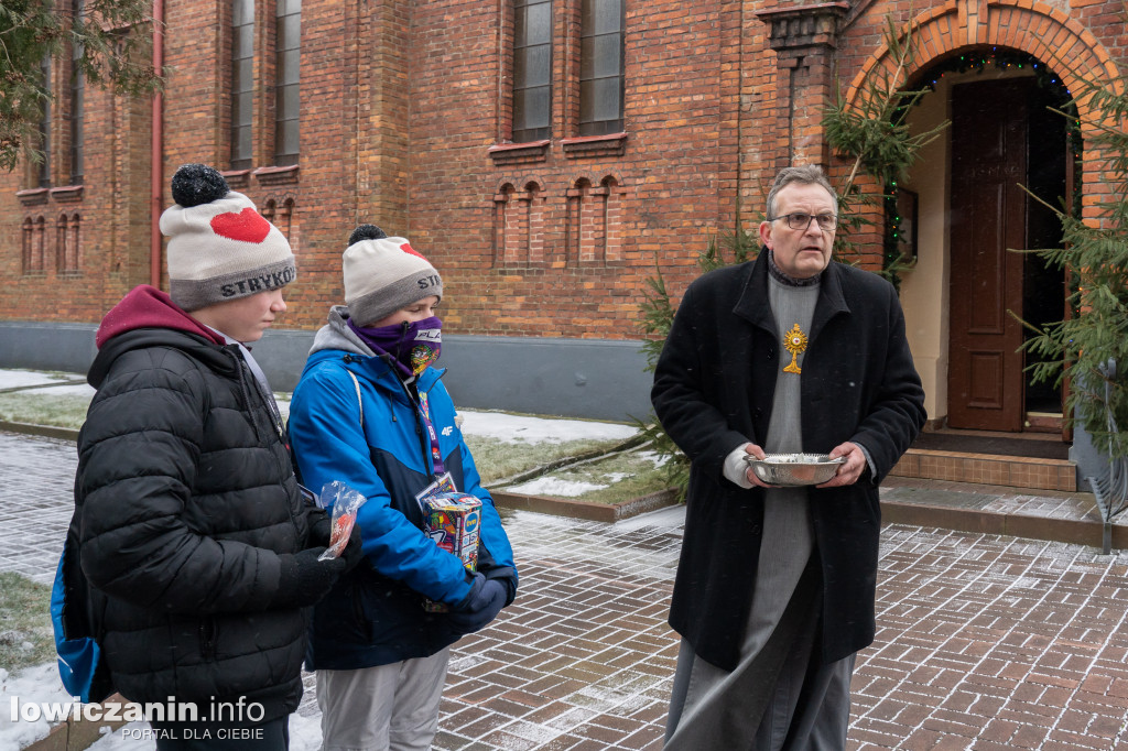 Kapłan przekazuje pieniądze na WOŚP