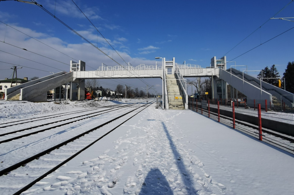 W Głownie i Strykowie kładki nad torami są prawie gotowe
