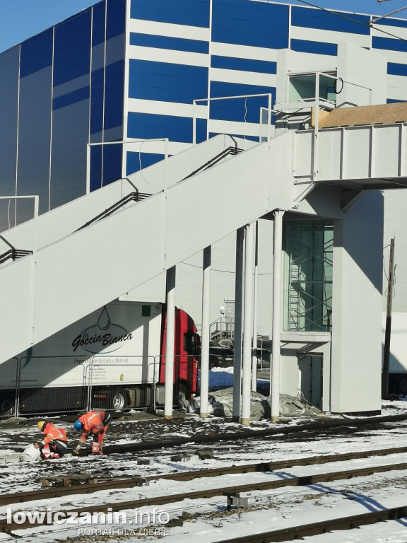 W Głownie i Strykowie kładki nad torami są prawie gotowe