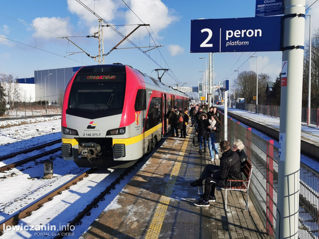 W Głownie i Strykowie kładki nad torami są prawie gotowe
