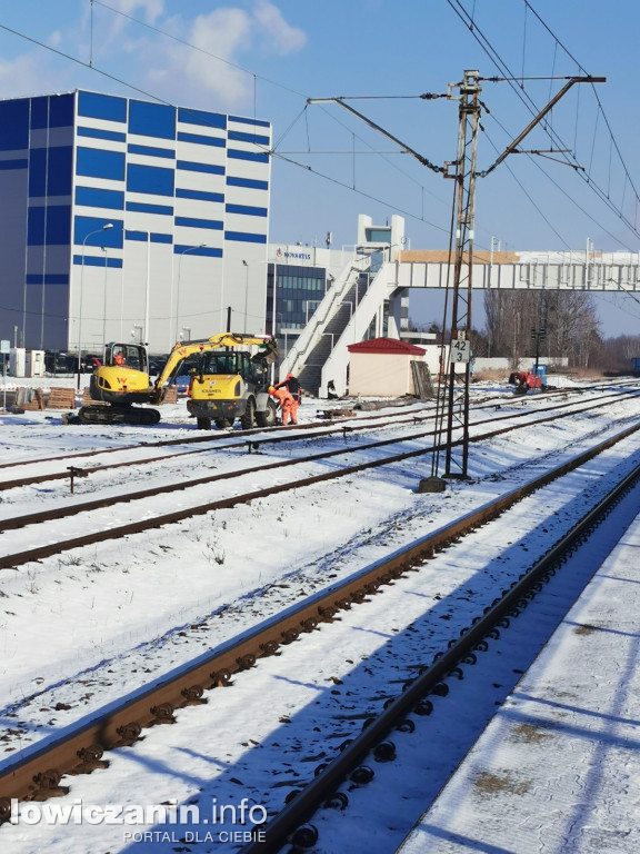 W Głownie i Strykowie kładki nad torami są prawie gotowe