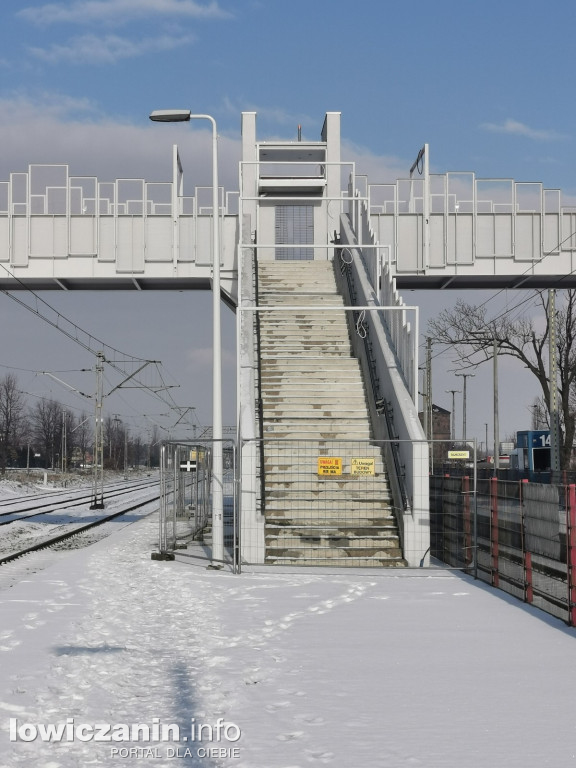W Głownie i Strykowie kładki nad torami są prawie gotowe