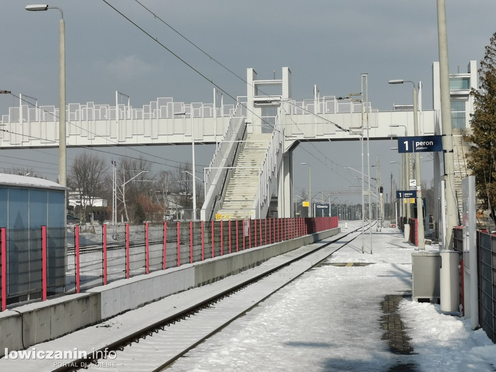 W Głownie i Strykowie kładki nad torami są prawie gotowe