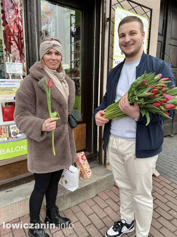 Członkowie Łączy nas Łowicz też rozdali tulipany