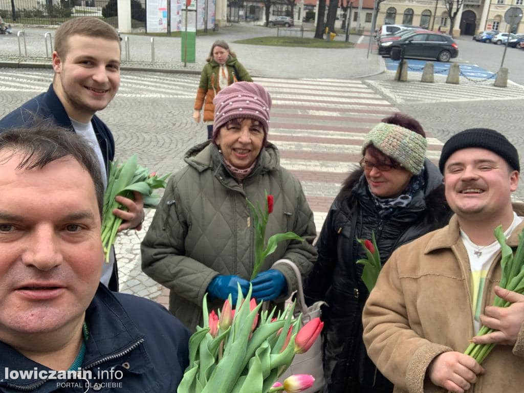 Członkowie Łączy nas Łowicz też rozdali tulipany