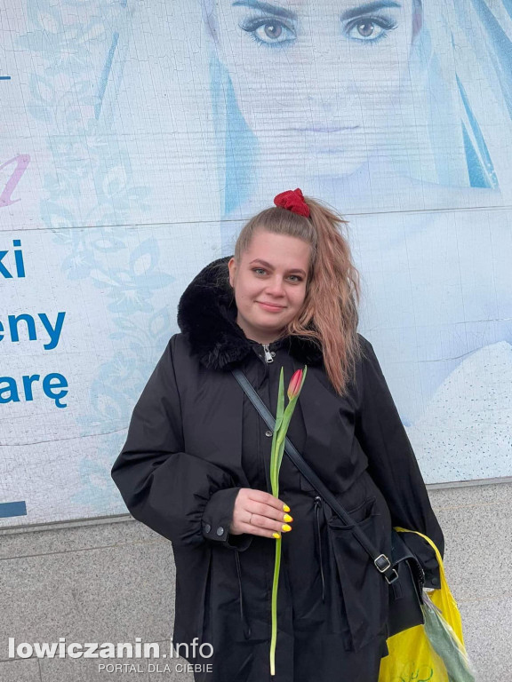 Członkowie Łączy nas Łowicz też rozdali tulipany