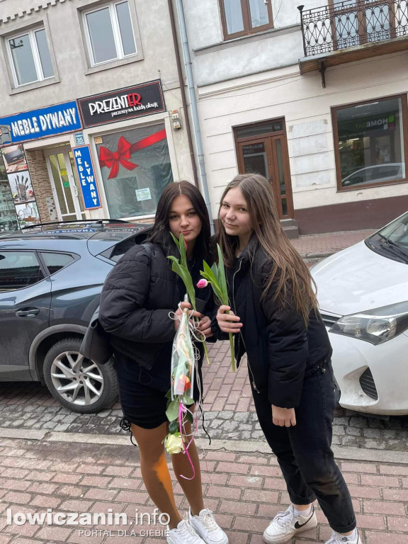 Członkowie Łączy nas Łowicz też rozdali tulipany