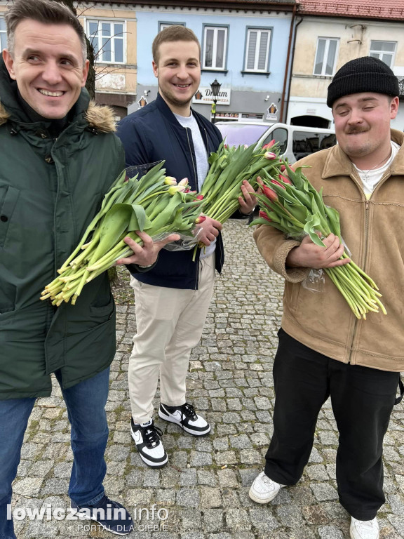 Członkowie Łączy nas Łowicz też rozdali tulipany