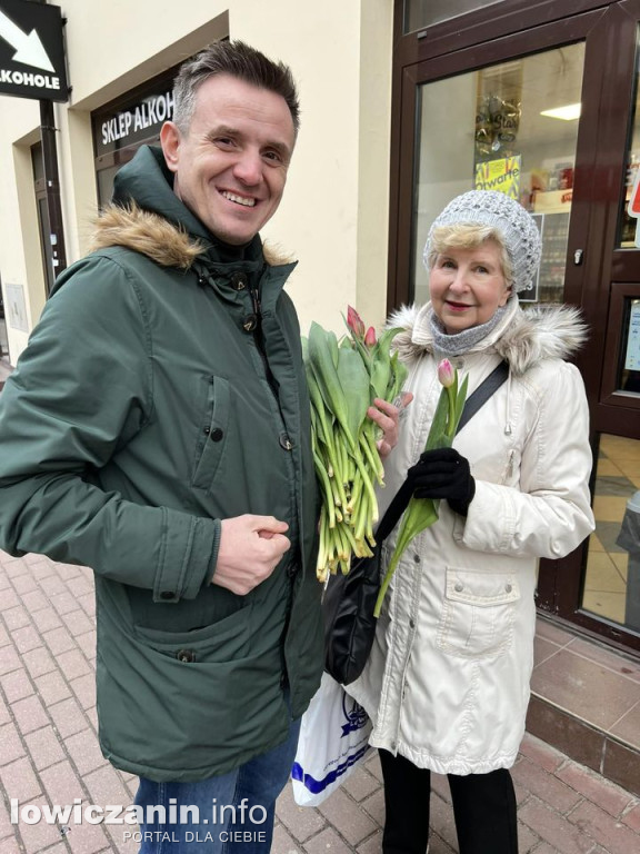 Członkowie Łączy nas Łowicz też rozdali tulipany