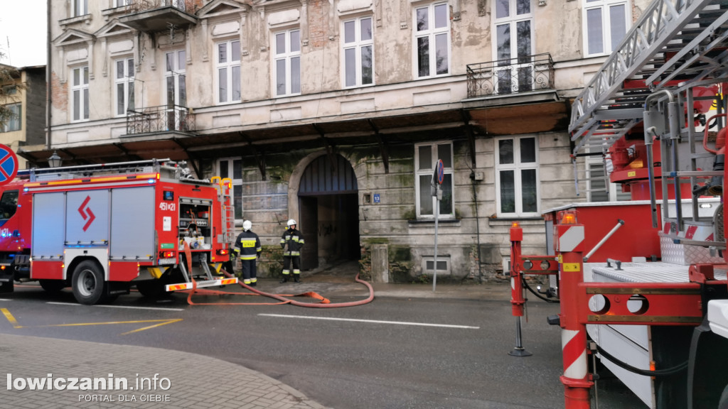 Pożar w kamienicy na ul. Tkaczew w Łowiczu