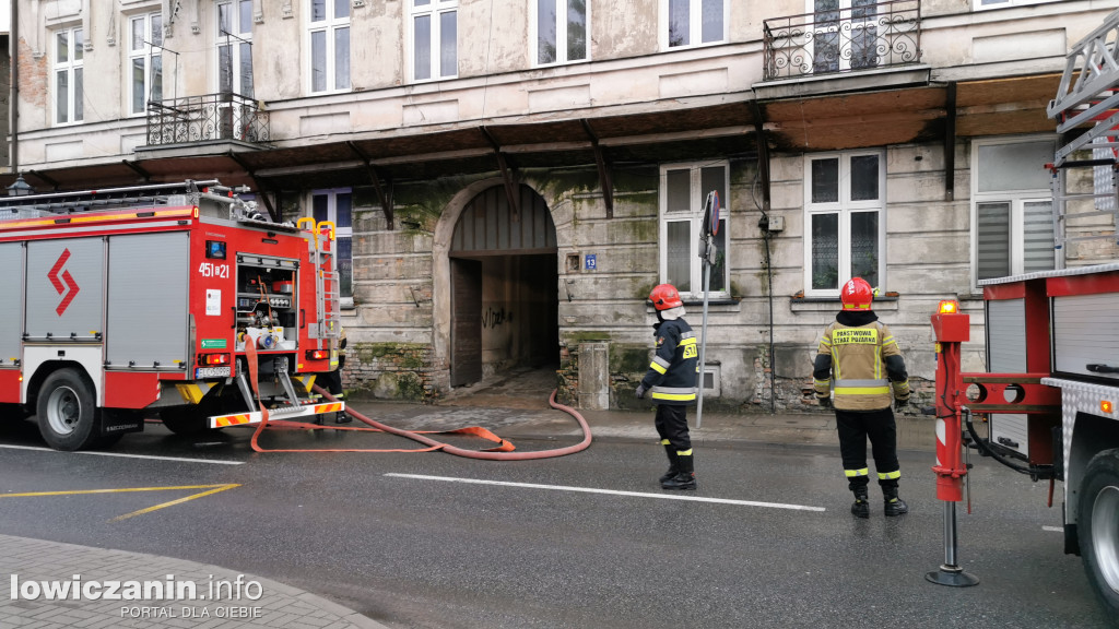 Pożar w kamienicy na ul. Tkaczew w Łowiczu