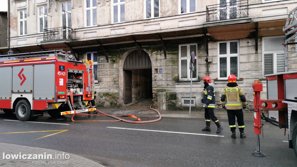 Pożar w kamienicy na ul. Tkaczew w Łowiczu