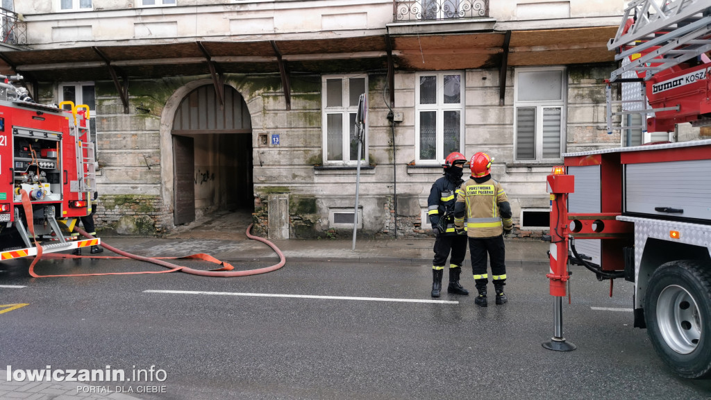 Pożar w kamienicy na ul. Tkaczew w Łowiczu