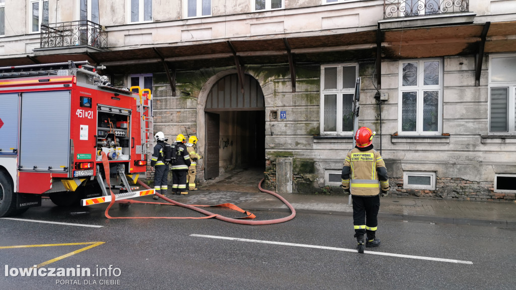 Pożar w kamienicy na ul. Tkaczew w Łowiczu