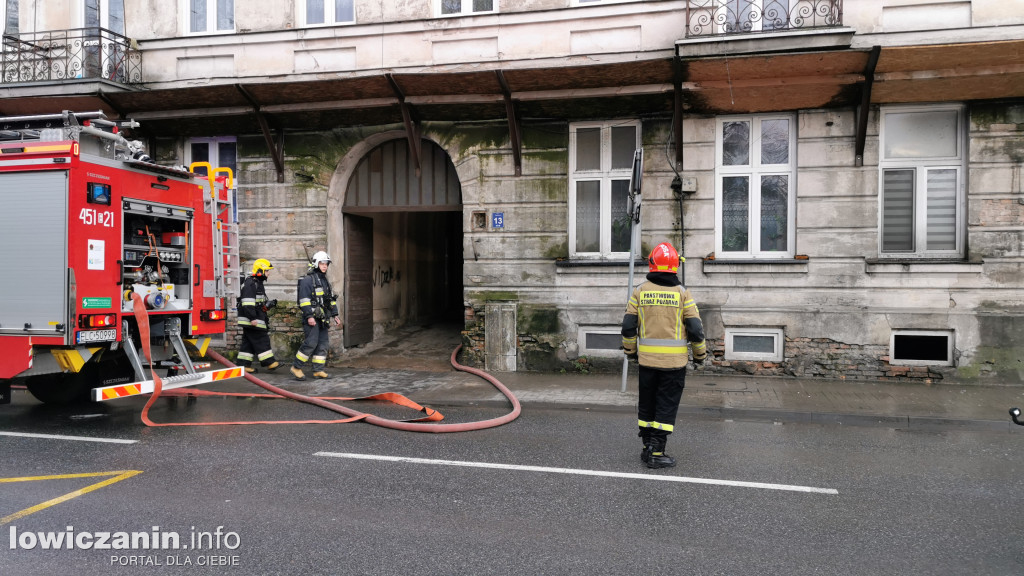 Pożar w kamienicy na ul. Tkaczew w Łowiczu
