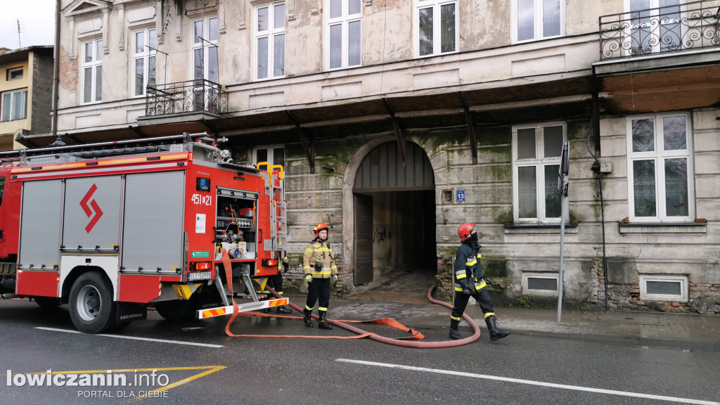 Pożar w kamienicy na ul. Tkaczew w Łowiczu