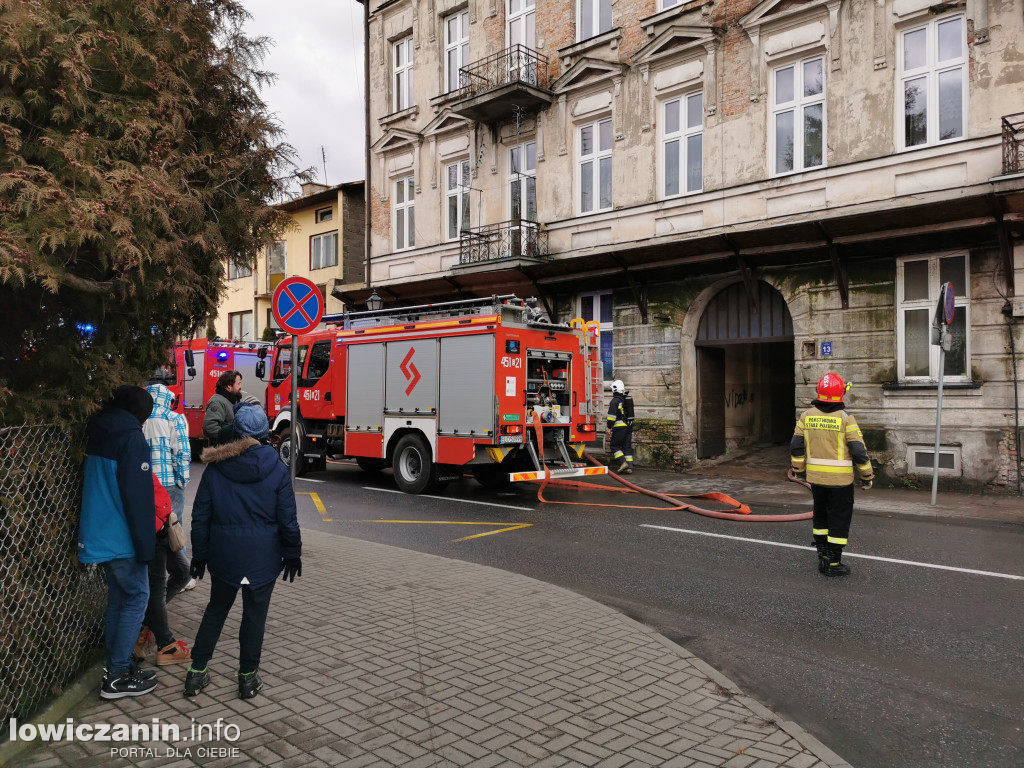 Pożar w kamienicy na ul. Tkaczew w Łowiczu