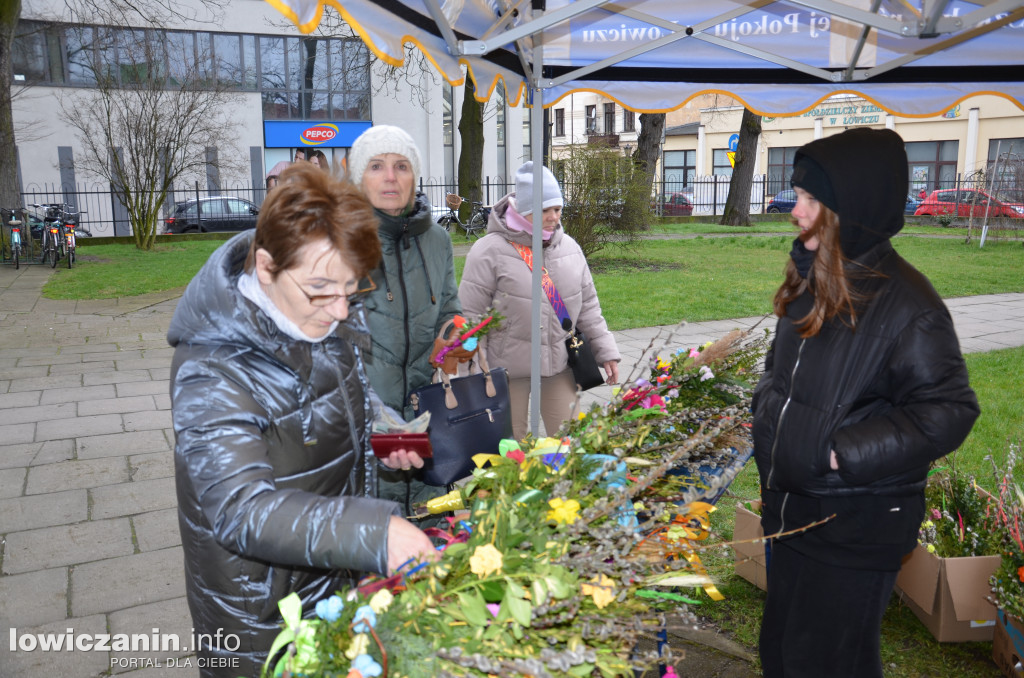 Kiermasz palemek przed kościołem pijarskim