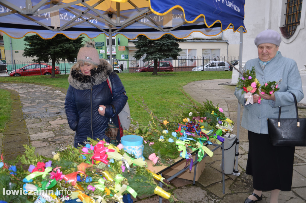 Kiermasz palemek przed kościołem pijarskim