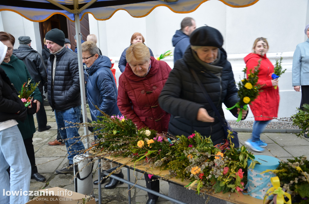 Kiermasz palemek przed kościołem pijarskim