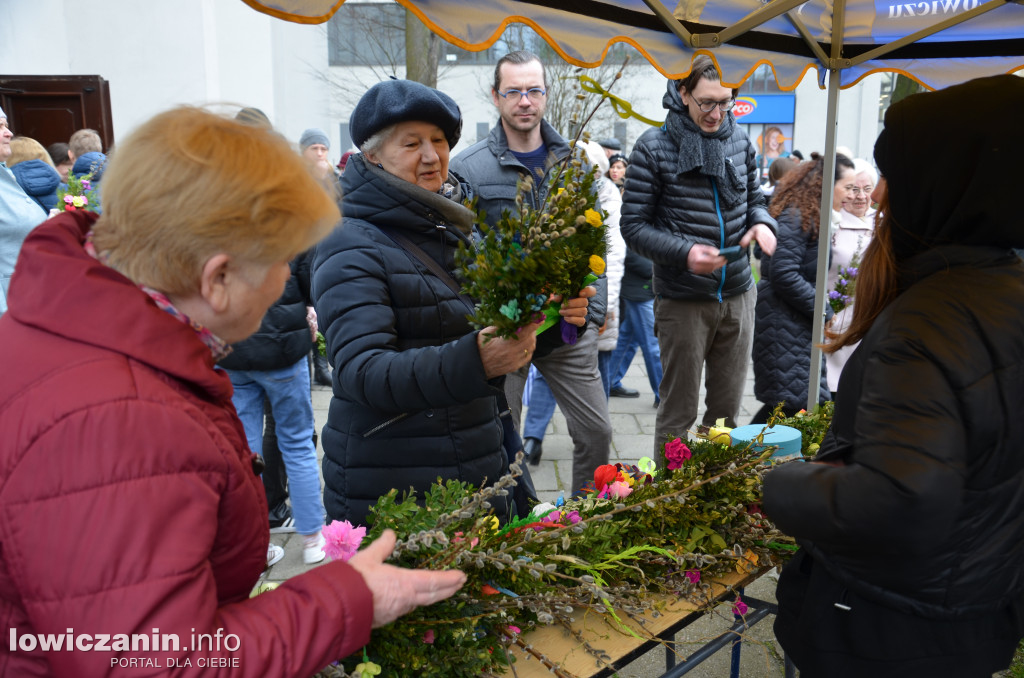 Kiermasz palemek przed kościołem pijarskim