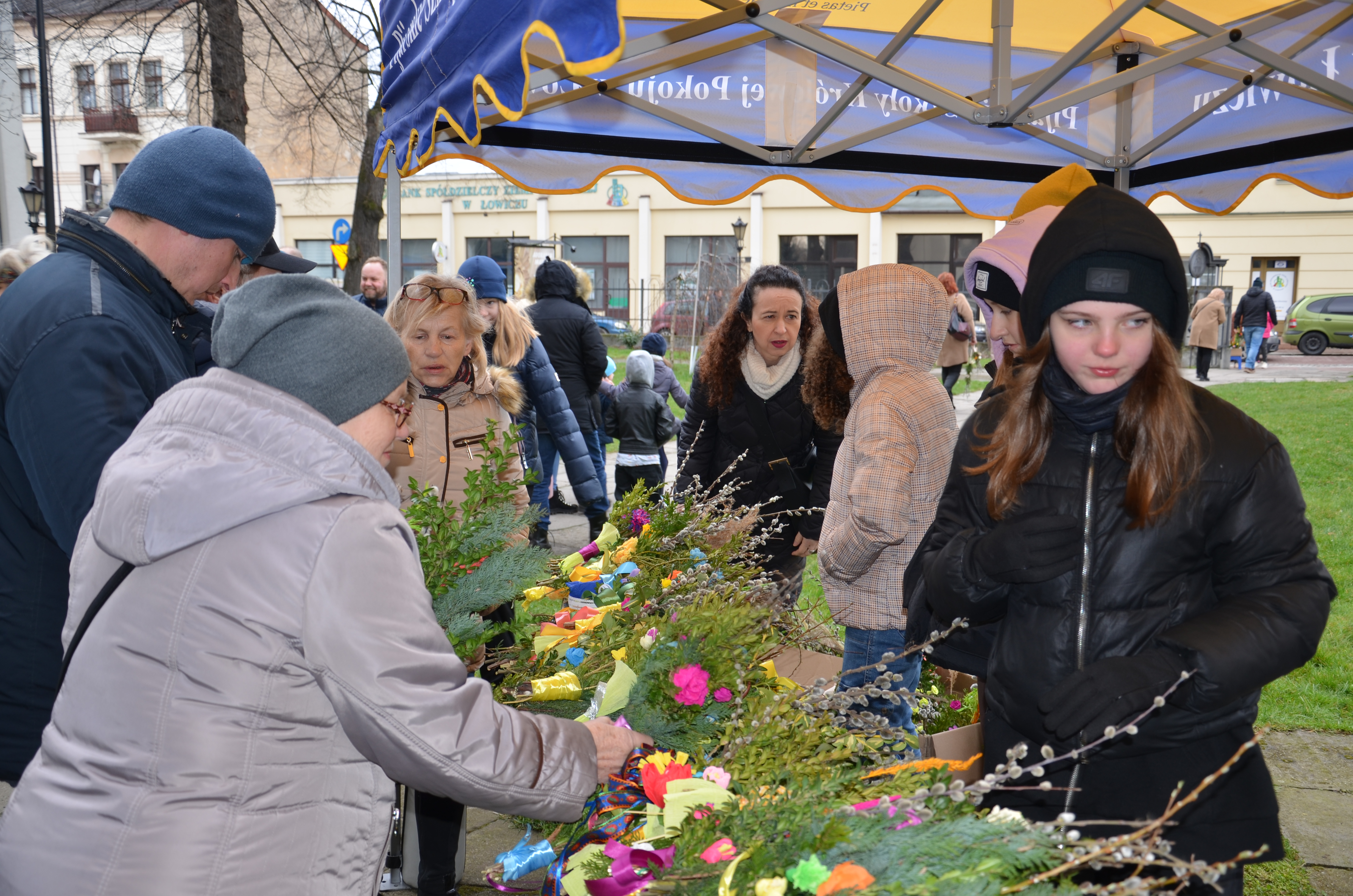 Kiermasz palemek przed kościołem pijarskim