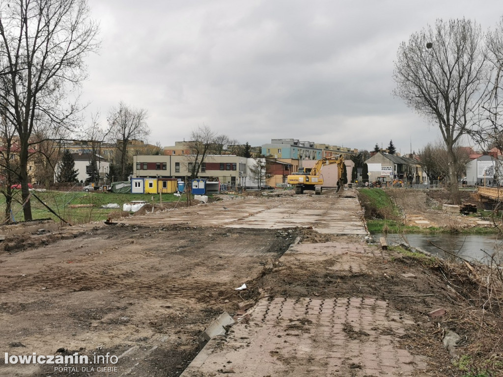 Demontaż płyty jezdnej starego mostu przez Bzurę w Łowiczu