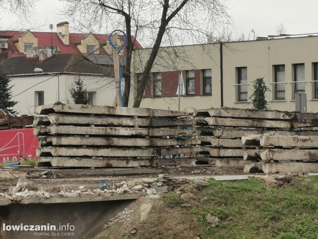 Demontaż płyty jezdnej starego mostu przez Bzurę w Łowiczu