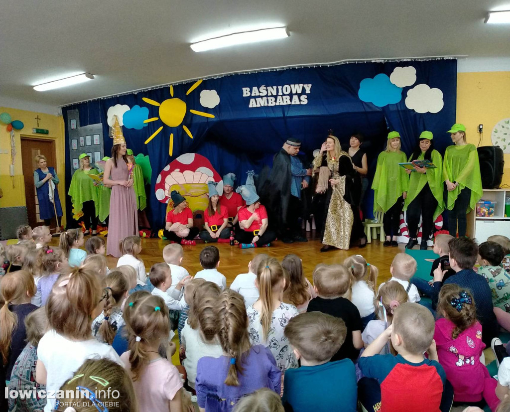 Spektakl „Baśniowy ambaras” w przedszkolu ,,Pszczółka Maja'' w Łowiczu
