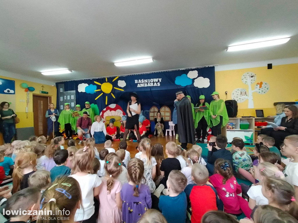 Spektakl „Baśniowy ambaras” w przedszkolu ,,Pszczółka Maja'' w Łowiczu
