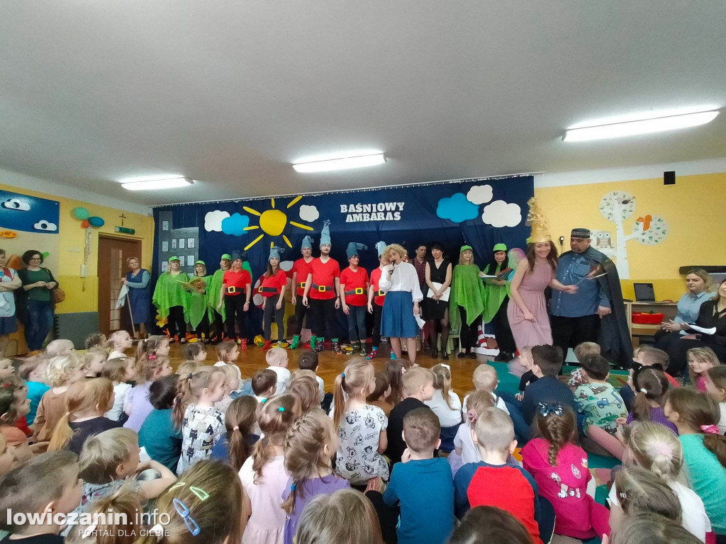 Spektakl „Baśniowy ambaras” w przedszkolu ,,Pszczółka Maja'' w Łowiczu
