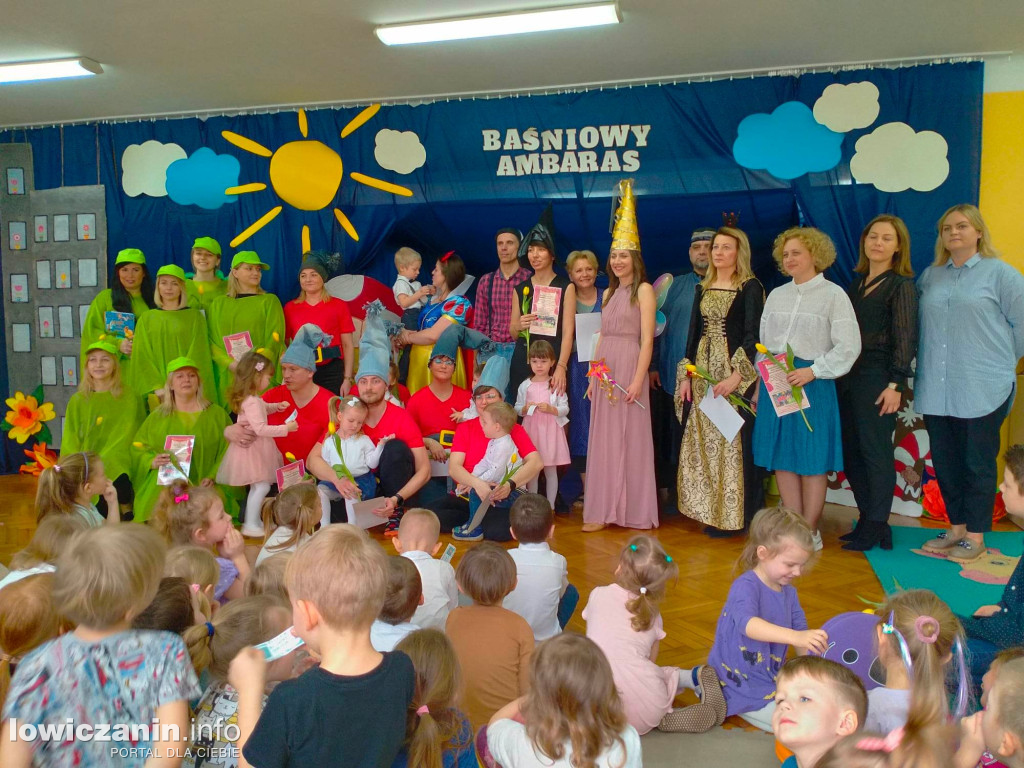 Spektakl „Baśniowy ambaras” w przedszkolu ,,Pszczółka Maja'' w Łowiczu