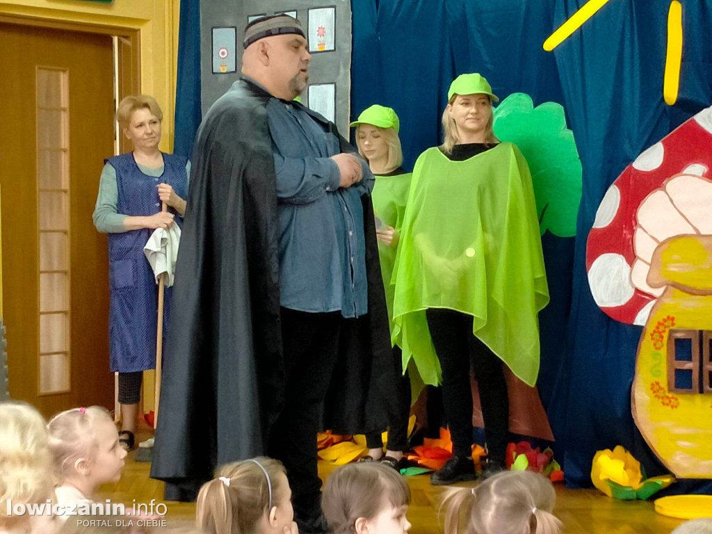 Spektakl „Baśniowy ambaras” w przedszkolu ,,Pszczółka Maja'' w Łowiczu