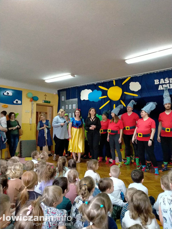 Spektakl „Baśniowy ambaras” w przedszkolu ,,Pszczółka Maja'' w Łowiczu