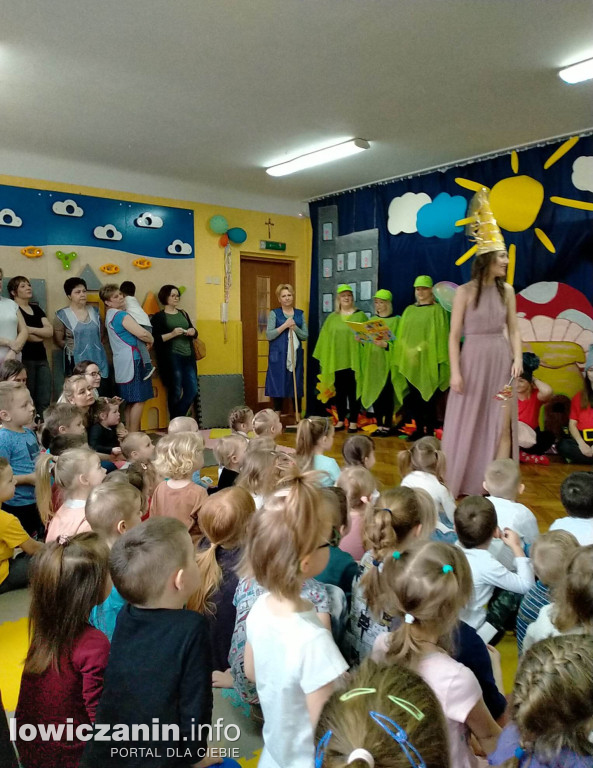 Spektakl „Baśniowy ambaras” w przedszkolu ,,Pszczółka Maja'' w Łowiczu