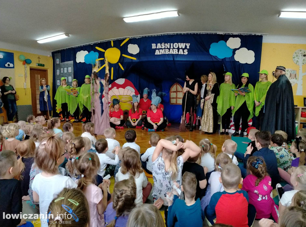 Spektakl „Baśniowy ambaras” w przedszkolu ,,Pszczółka Maja'' w Łowiczu