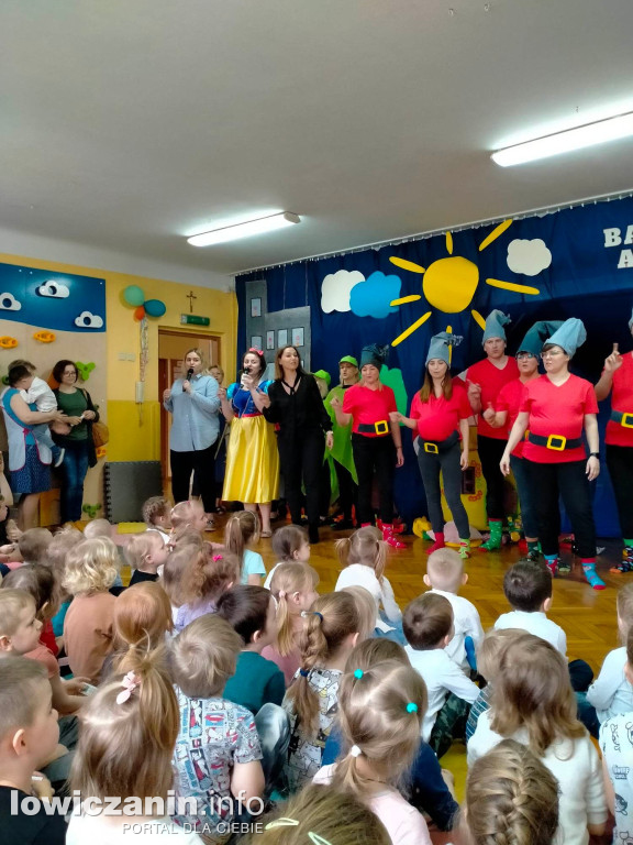 Spektakl „Baśniowy ambaras” w przedszkolu ,,Pszczółka Maja'' w Łowiczu