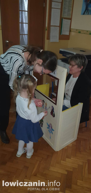Spektakl „Baśniowy ambaras” w przedszkolu ,,Pszczółka Maja'' w Łowiczu