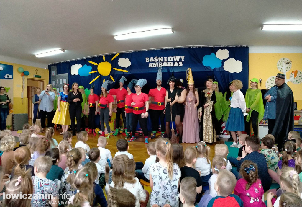 Spektakl „Baśniowy ambaras” w przedszkolu ,,Pszczółka Maja'' w Łowiczu